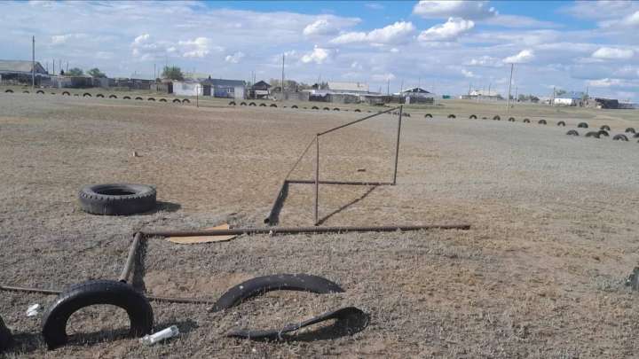 Павлодарда 6 жасар баланың үстіне футбол қақпасы құлады