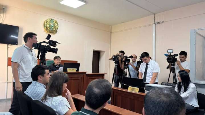 "Жұбайымның фотосына лайк басқан". Берденов ісі бойынша айыпталушы сотта жауап берді