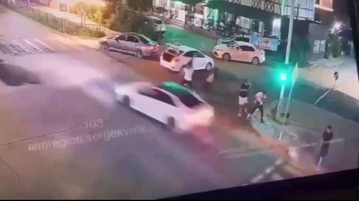 Қонаевта төбелес кезінде адамды көлікпен қаққан күдіктілер ұсталды