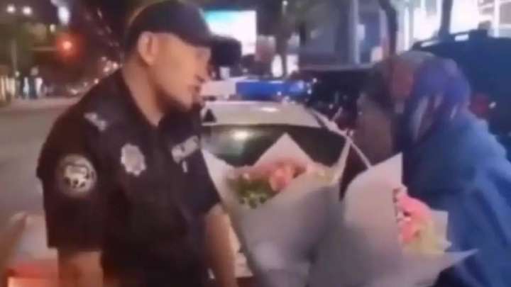 Алматыда полицей гүл сатып отырған әжейдің заттарын жинап алып кетті