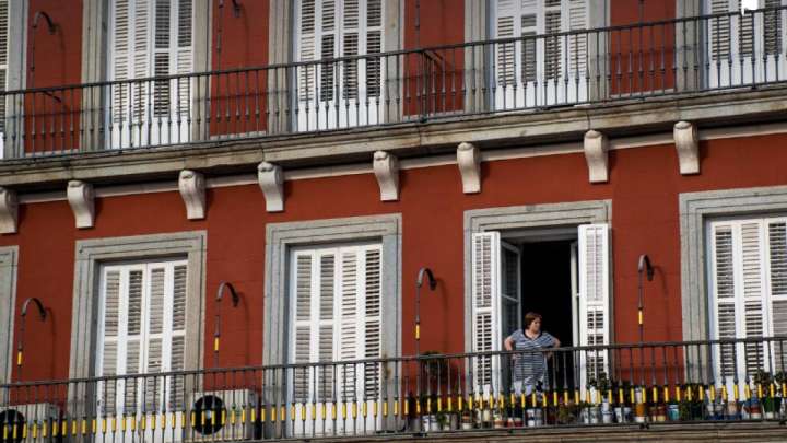 Анасы терезеден лақтырып жіберген баланың жағдайы белгілі болды