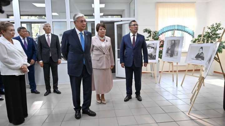 Президент Бішкектегі Кемел Тоқаев атындағы мектеп-гимназияға барды