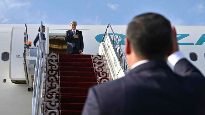 Садыр Жапаров Тоқаевты әуежайдан құрметпен шығарып салды