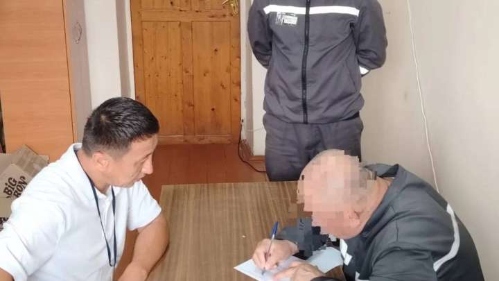 Семейде жасы 50-ден асқан адам мектепке барады