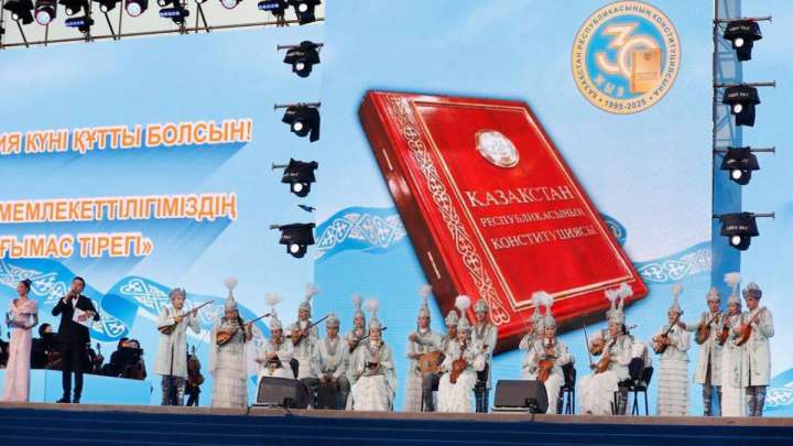Алматыда Конституция күніне арналған мерекелік концертке 10 мыңнан астам көрермен жиналды