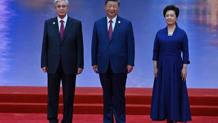 ШЫҰ саммиті: Тоқаев Тяньцзиндегі конференц-орталыққа барды