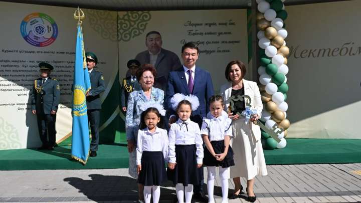 Алматы әкімі оқушыларды Білім күнімен құттықтап, жаңа мектептер ашты
