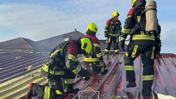 Алматыда үш қабатты ғимараттан шыққан өрт сөндірілуде