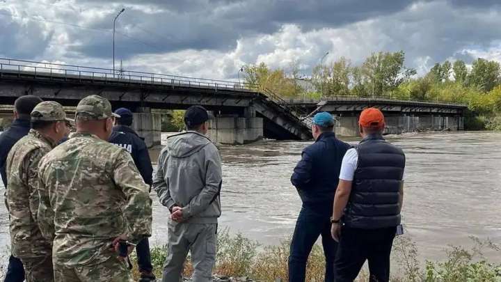 Өскеменде автомобиль көпірі опырылып түсті