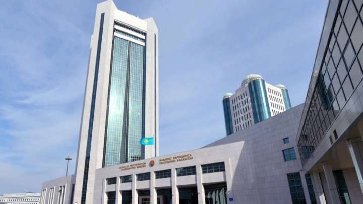 Парламент каникулдан оралды