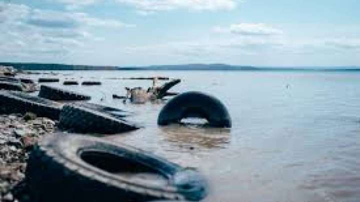 Жанкешті мұғалім сабағына баллонмен жүзіп барып жүр