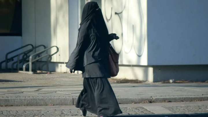 Полиция бетті жабатын киімге қатысты заң қалай қолданылатынын түсіндірді