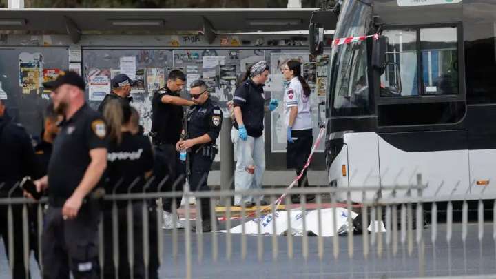 Иерусалимде автобус аялдамасында 6 адамды атып кетті