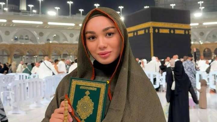 Желіде дұға сататын блогердің басы дауға қалды