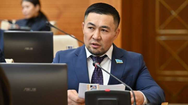 Парламентте анасын құттықтаған Ардақ Назаров сынның астында қалды