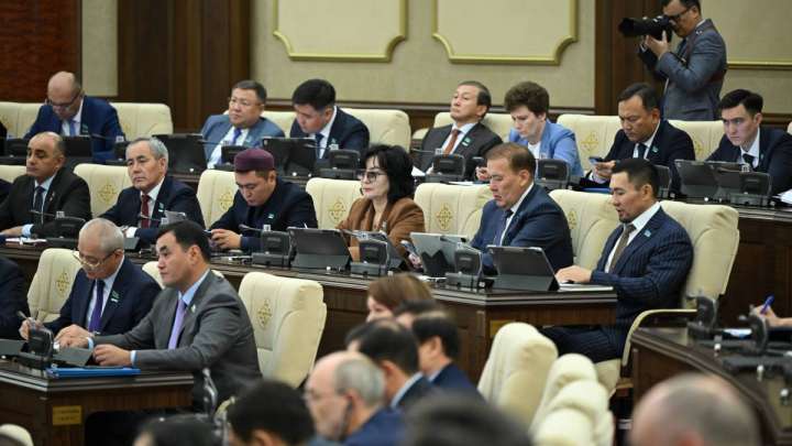 Депутаттар мен парламент қызметкерлеріне шамамен 8 млрд теңге жұмсалады