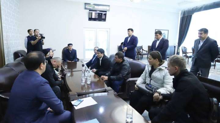 Маңғыстау облысының әкімі жол апатынан қаза тапқан марқұмдардың туыстарын күтіп алып көңіл айтты