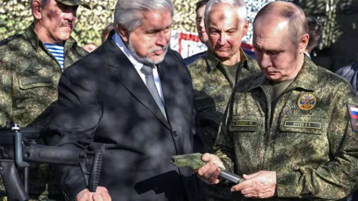 Путин алғаш рет көпшілік алдына әскери формада шықты