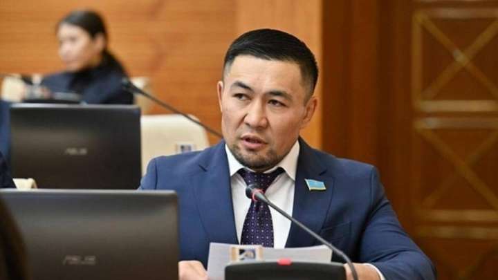 Мәжілісте анасын құттықтаған депутат: Маған қарсы болғандар – анасын сыйламайтындар