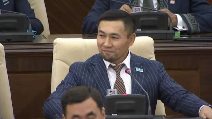 Анаңды Мәжілісте құттықтауға болады. Әдептен озбасаң болды.