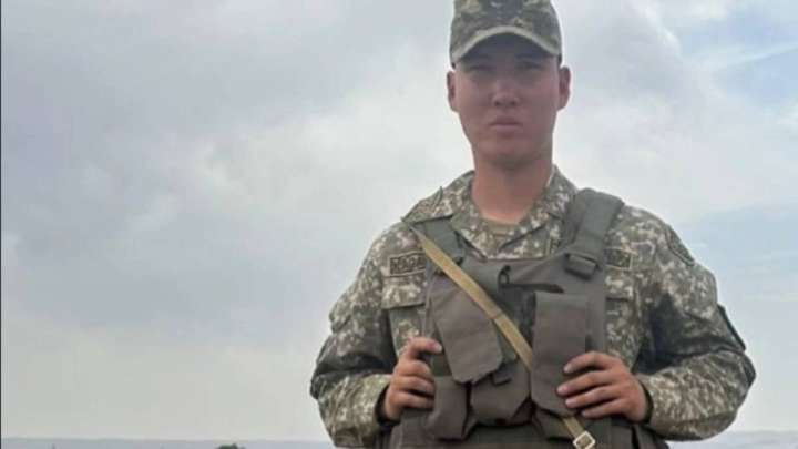 Әскерде көз жұмаған сарбаздың ата-анасы ұлының суицид жасағанына сенбейді
