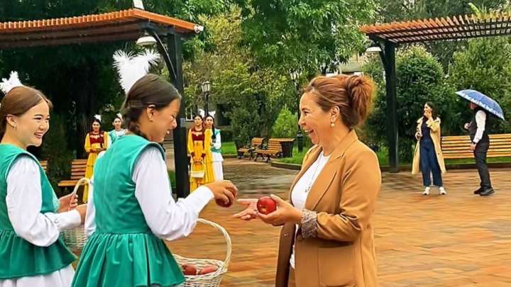 Алматыда тұрғындар мен қонақтарға алма ұсынылды