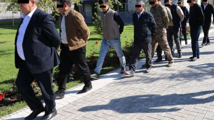 Қауіпсіздік қызметі 20-дан аса шенеунікті тура жиналыс үстінен алып кетті