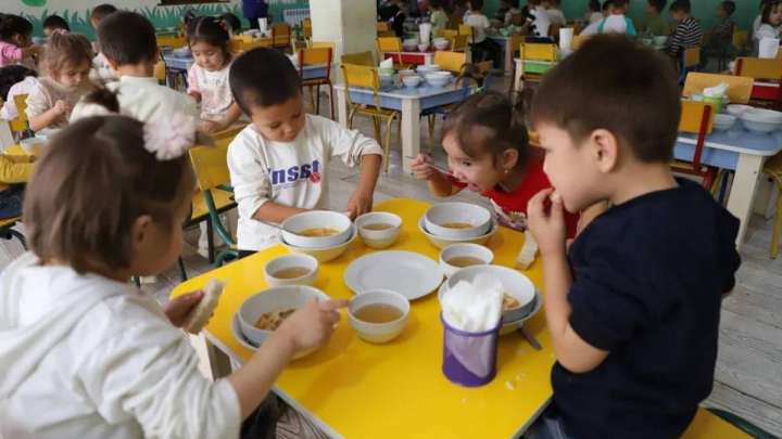 100-ден астам бала тамақтан уланып қалды