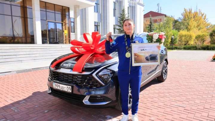 Әлем чемпионы Аида Әбікееваға көлік табысталды