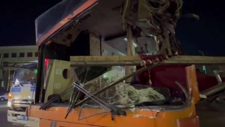 Семейде жүк көлігі автобусты соғып, үш адам зардап шекті