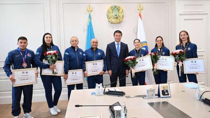 Алматы әкімі Қазақстан құрамасының жеңісіне үлес қосқан алматылық чемпиондарға қаржылай сертификаттар табыс етті