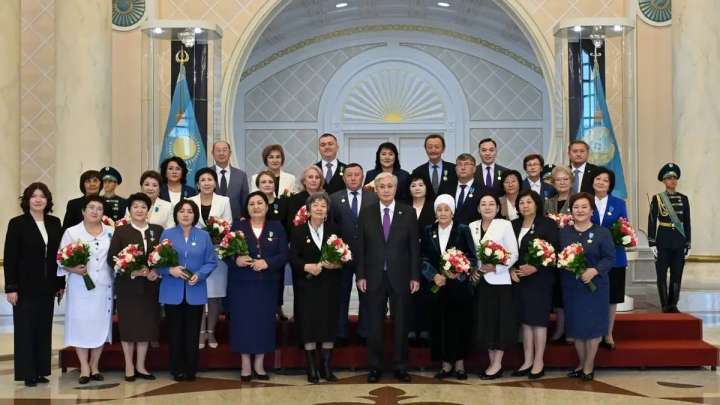 Тоқаев білім саласына елеулі үлес қосқан ұстаздарды марапаттады