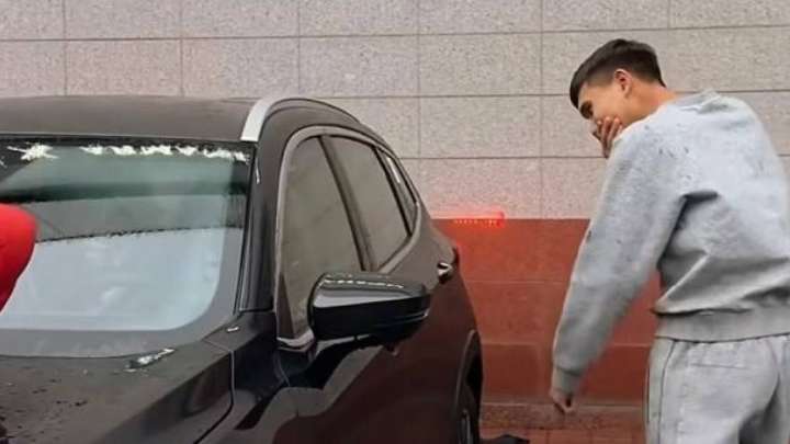 Кәсіпкер жас қақпашы Шерхан Қалмырзаға қымбат көлік сыйлады