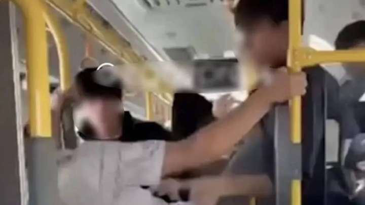 Астанада автобус ішінде төбелескен қария мен жасөспірімдерге айыппұл салынды