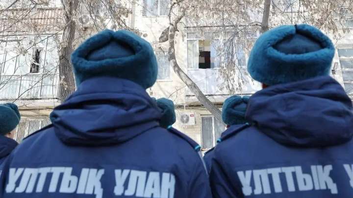 Алматыда сарбаз үшінші қабаттан секіріп кетті