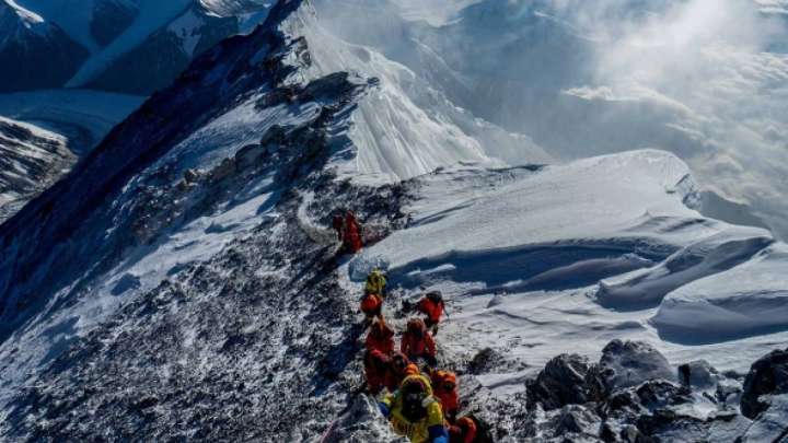 Эверестте мыңға жуық альпинист қар құрсауында қалды