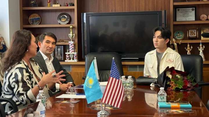 Димаш АҚШ-та қазақ мәдениетін дәріптейтін ұйымдармен кездесті