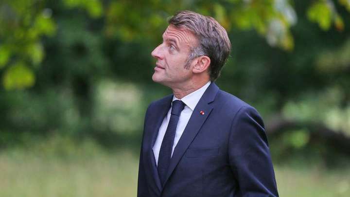 Макрон үкіметтің отставкасынан кейін оңаша серуендеуге шықты