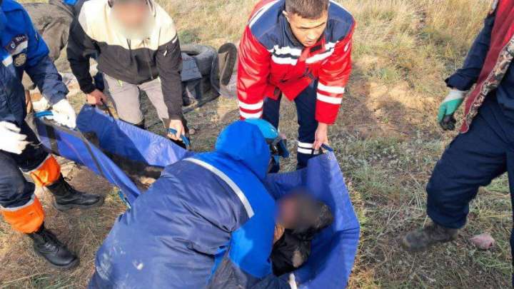 Ақсуда құтқарушылар үйінді астында қалған ер адамды аман алып қалды