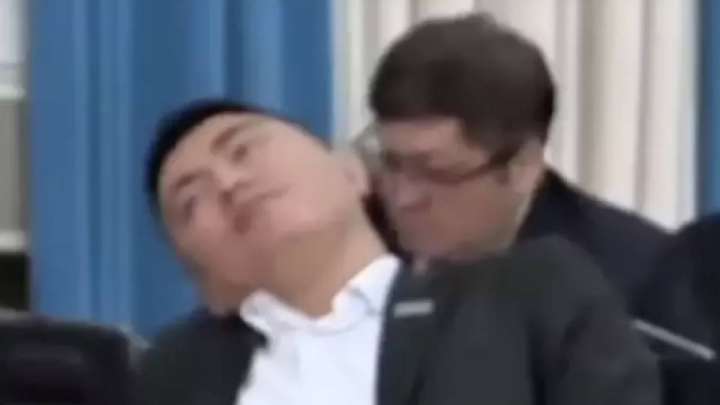 «Не істеп отыр?»: Дәулет Мұқаев Үкімет сағатындағы әрекеті үшін сынға қалды