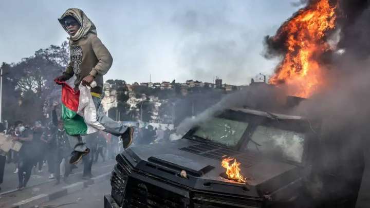 Мадагаскарда әскери төңкеріс: Армия билікті өз қолына алды