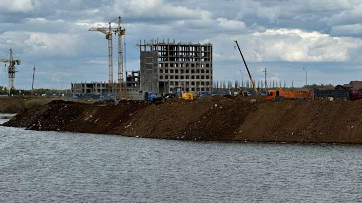 Астанада ауыр техникалар тағы бір көлшікті көміп жатыр