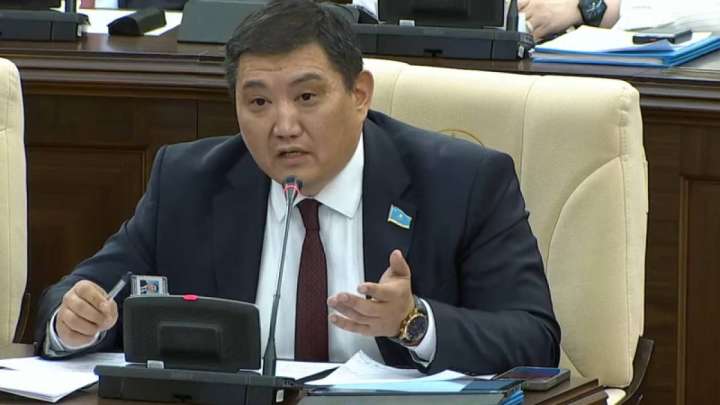 Депутат Бақытжан Базарбек жалақысы жетпейтінін айтты