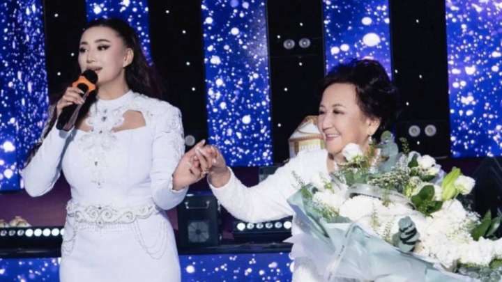Мадина Сәдуақасова 70-тегі анасына той көйлегін кигізді