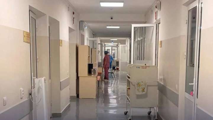 Шымкенттегі ауруханада науқастар дәлізде жатқан