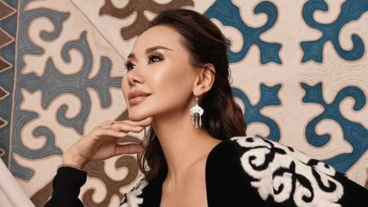 "Үйде Абылай ханның шапаны бар". Динара Сәтжан тағы да мақтанды