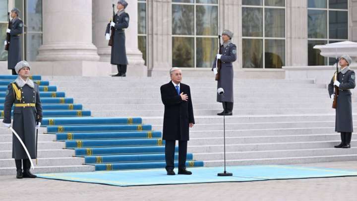 Тоқаев Мемлекеттік ту көтеру рәсіміне қатысты