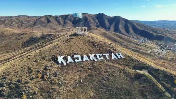 Құтқарушылар «Қазақстан» тауының шыңында Республика күнін атап өтті