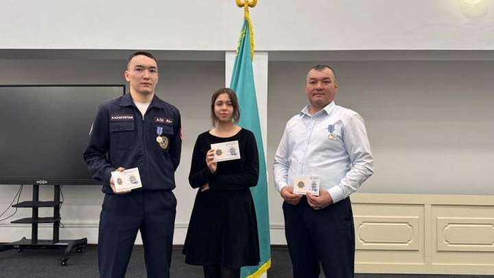Ақмола облысында өрт кезінде ерлік көрсеткен тұрғындарға медаль табысталды