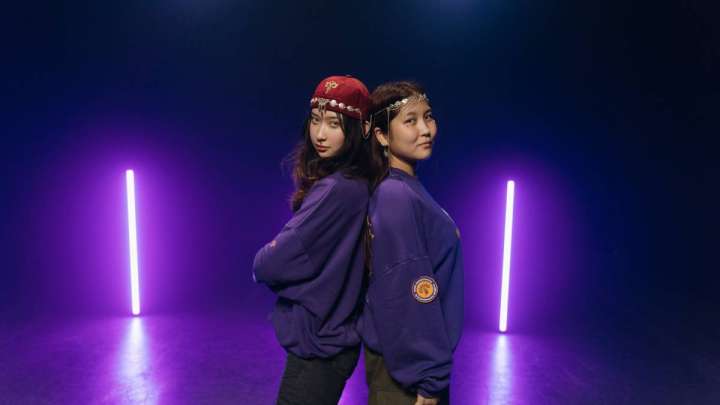 Алып қашу, сталкингке қарсы заңдар: Жаңа адамдар Республика күніне орай клип ұсынды